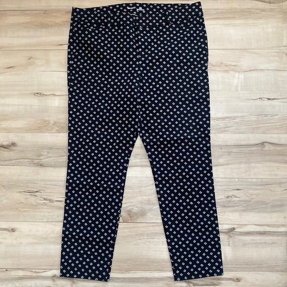 Old Navy Pants - Old Navy Pixie Mid Rise Womens Size 14 Dress Pants. Black and White. Polka Dots.